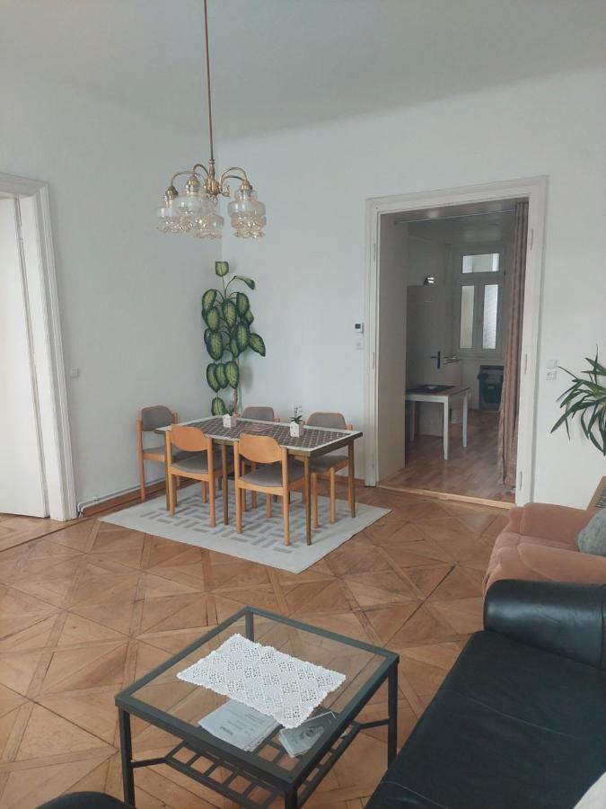 Gerald'S Apartment 12 Wina Bagian luar foto