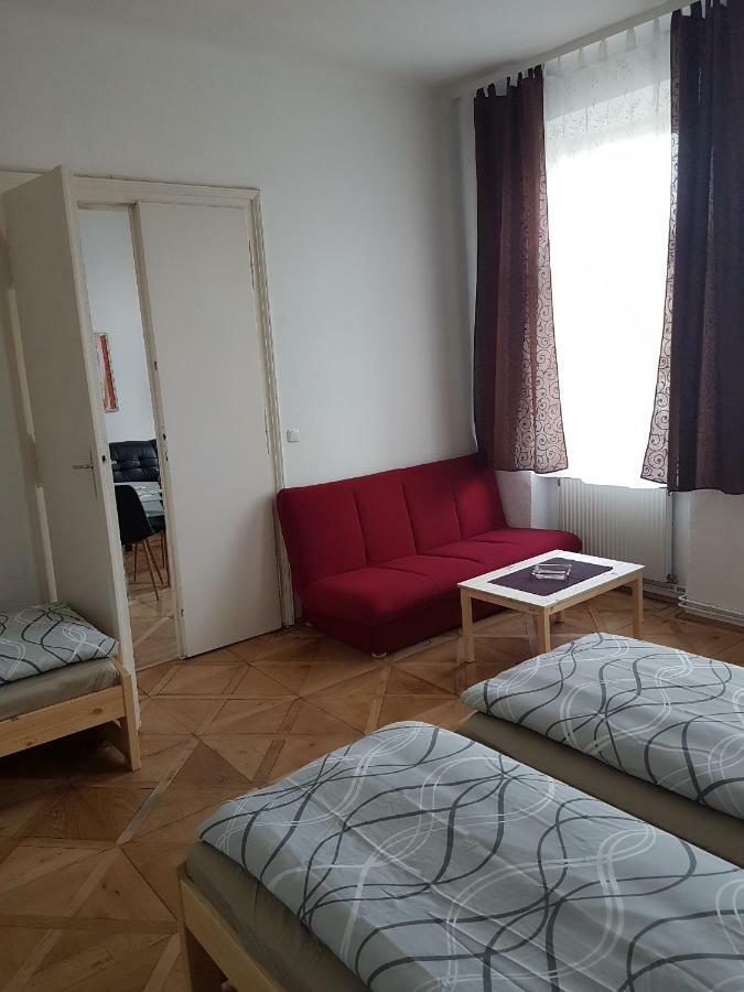 Gerald'S Apartment 12 Wina Bagian luar foto